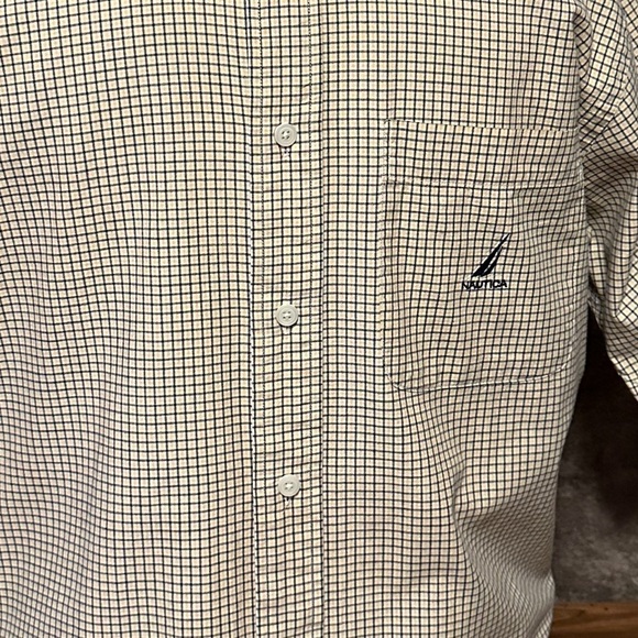 Nautica brand Men’s button down collar shirt Size Medium - Picture 4 of 6